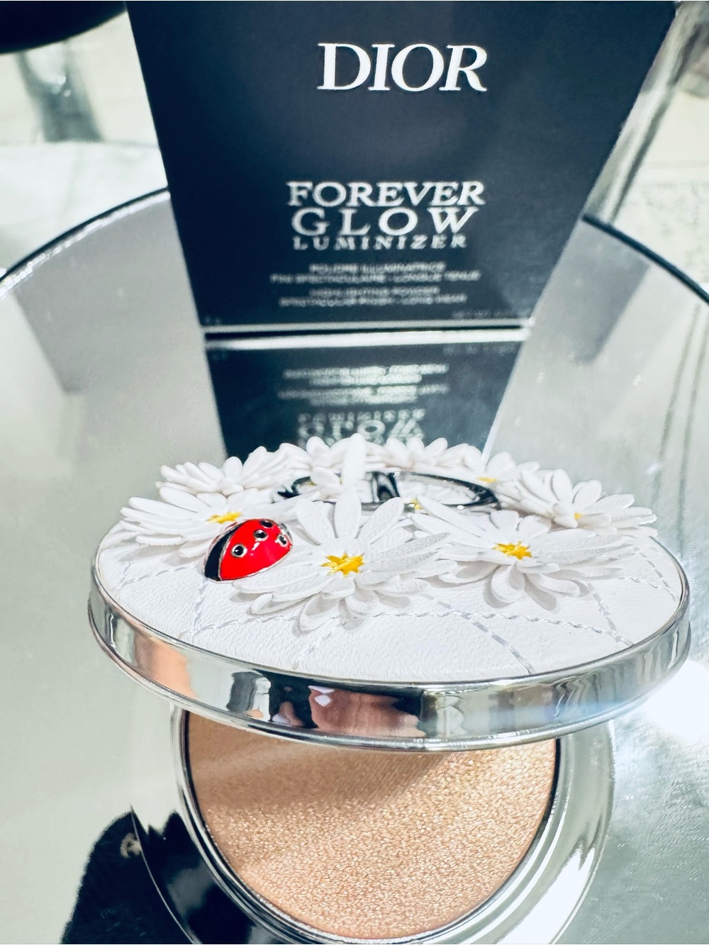 Dior white daisy Floral Compact Illuminizer with Red Ladybug Accent. Last one - Picture 6 of 9